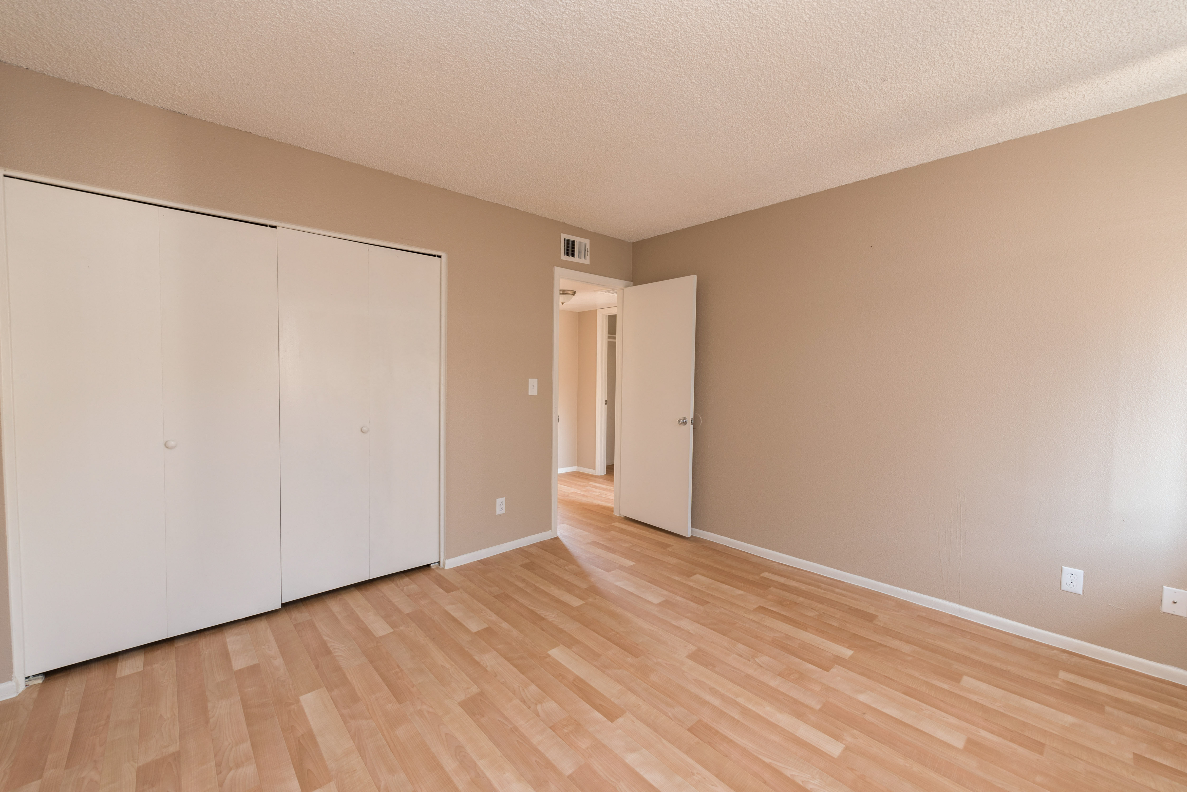 Casa Loma Apartments photo 2